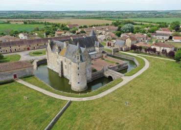 Visit of the exterior and the chapel of the castle of Saveilles