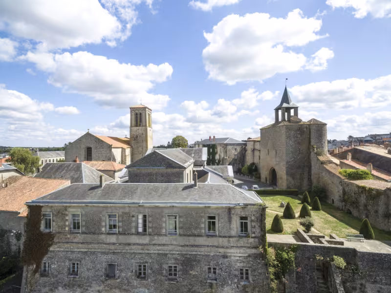 Église Sainte-Croix et porte de la Citadelle