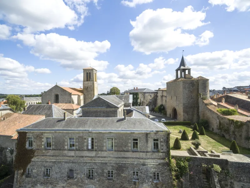 Église Sainte-Croix et porte de la Citadelle