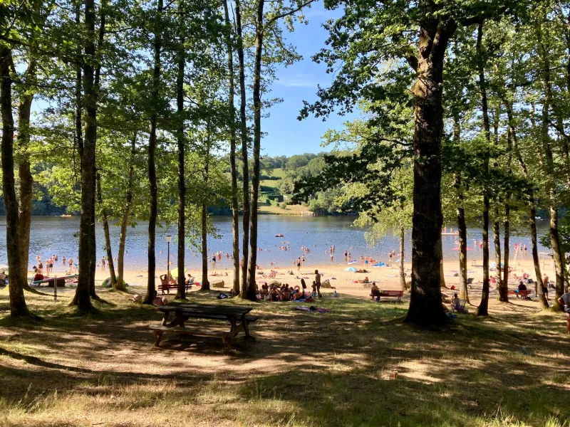 Plage de Bujaleuf - Lac de Saint-Hélène