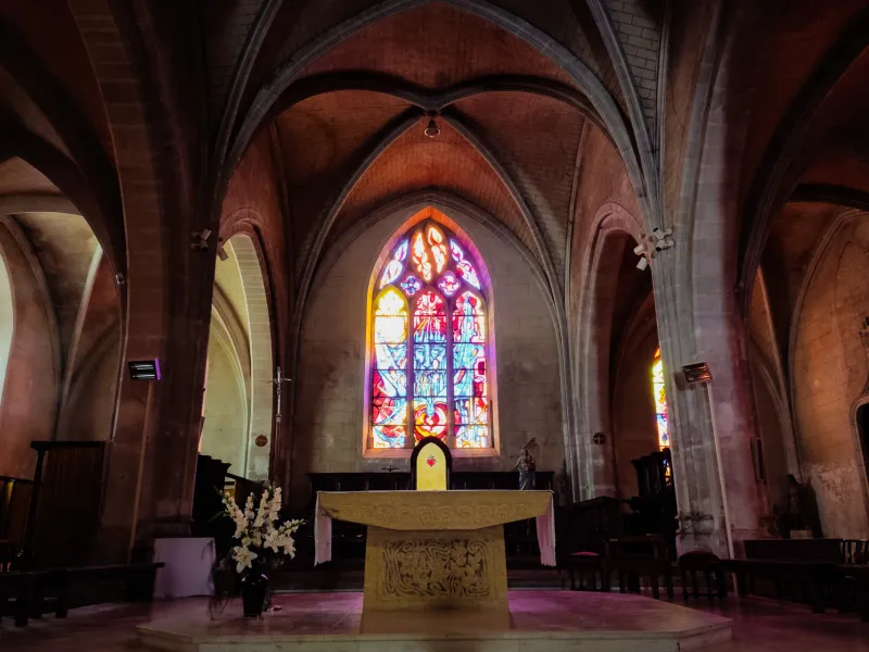 Autel et vitrail de l'église de Ruffec