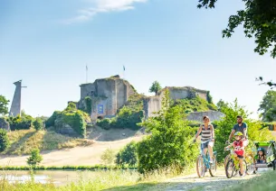 Cyclistes devant le château de Tiffauges