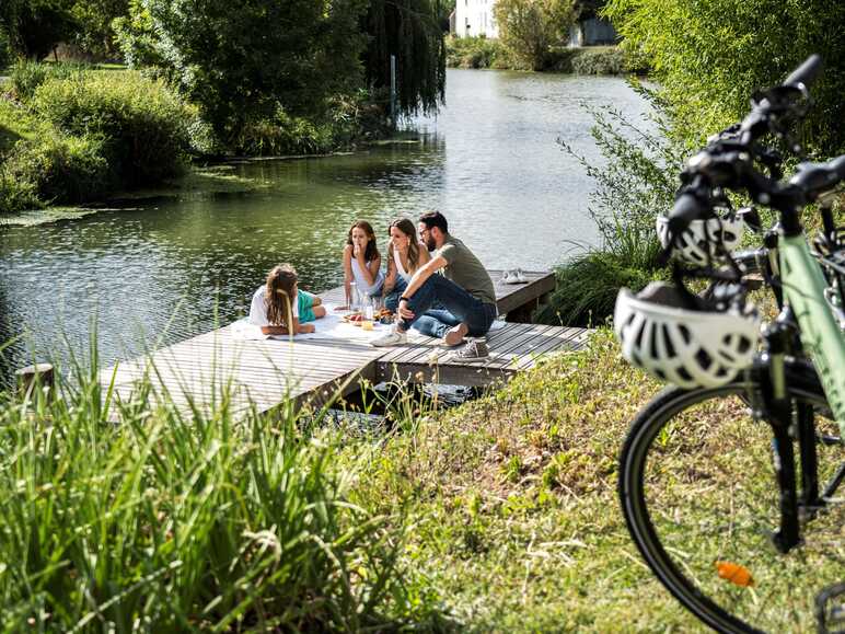 Marais Poitevin à vélo - pause bord de rivière